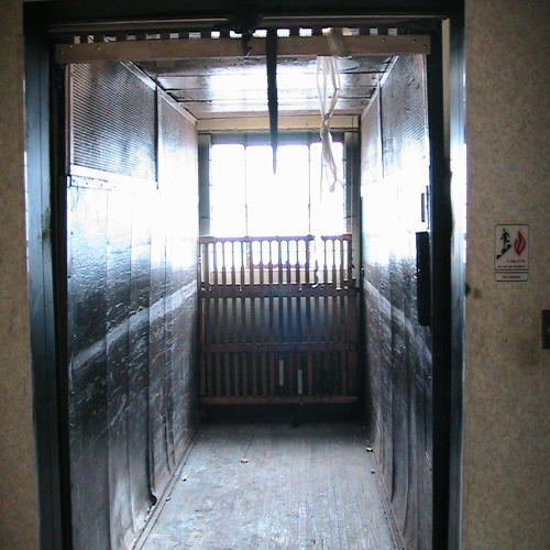 поставки грузового подъемника